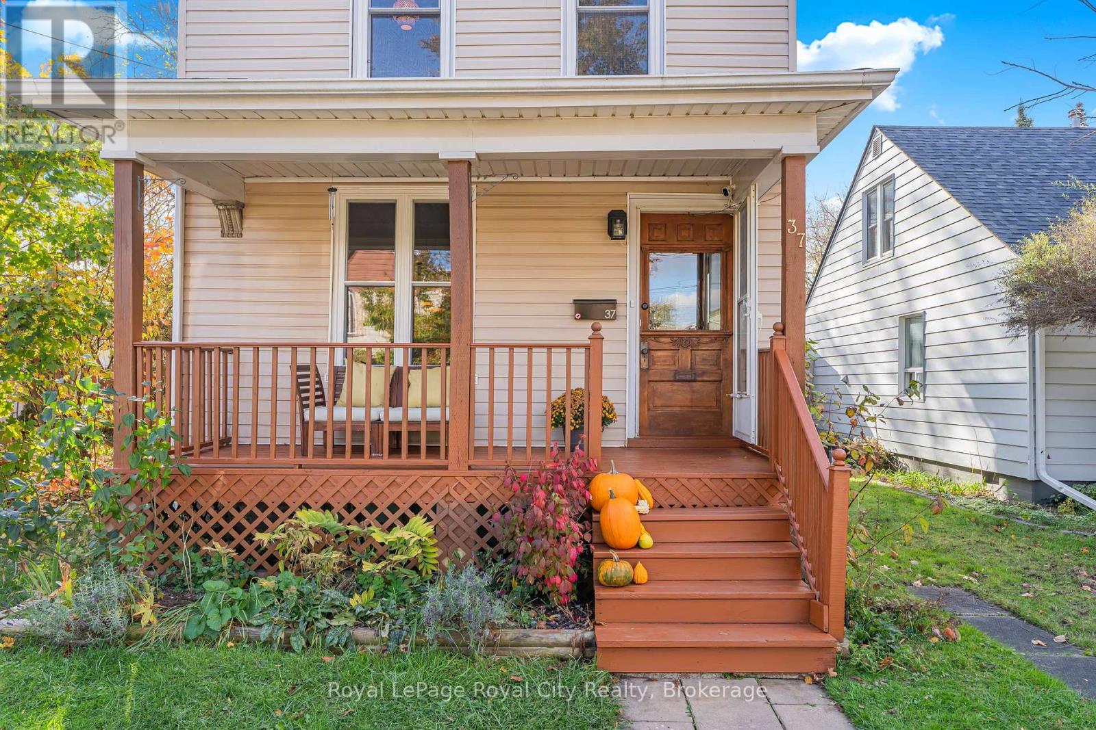 37 Lawrence Avenue, Guelph, Ontario  N1E 5Y4 - Photo 2 - X12492186