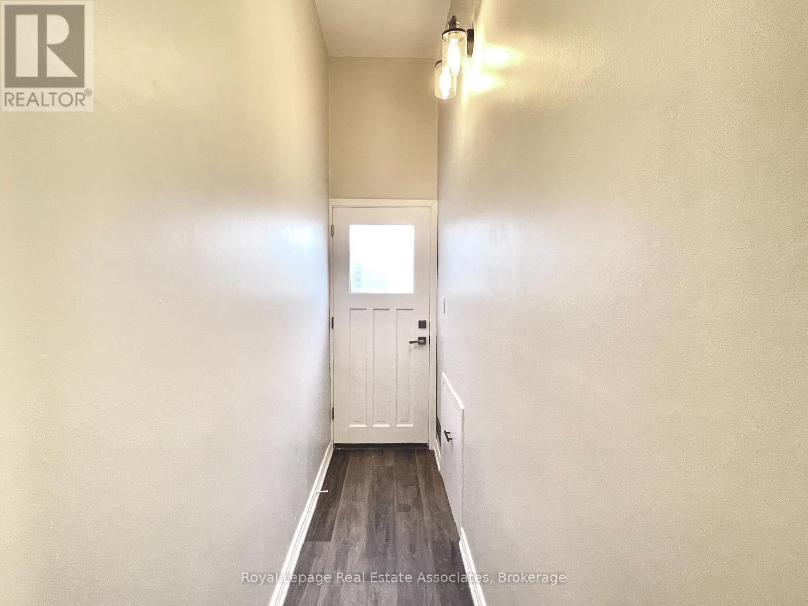 2081b Snow Crescent, Mississauga, Ontario  L4Y 1T4 - Photo 2 - W12492034