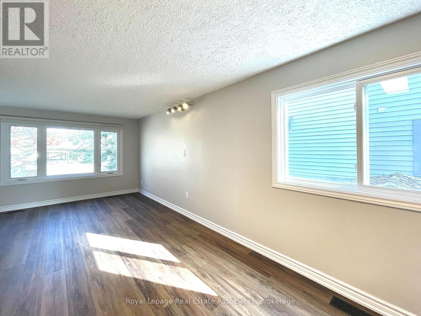 2081b Snow Crescent, Mississauga, Ontario  L4Y 1T4 - Photo 3 - W12492034