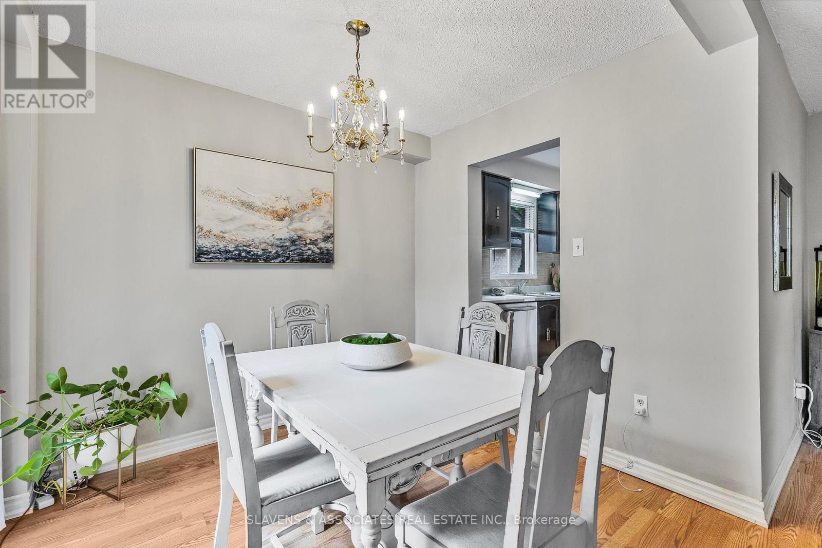 37 Vodden Street W, Brampton, Ontario  L6X 2W6 - Photo 11 - W12492086