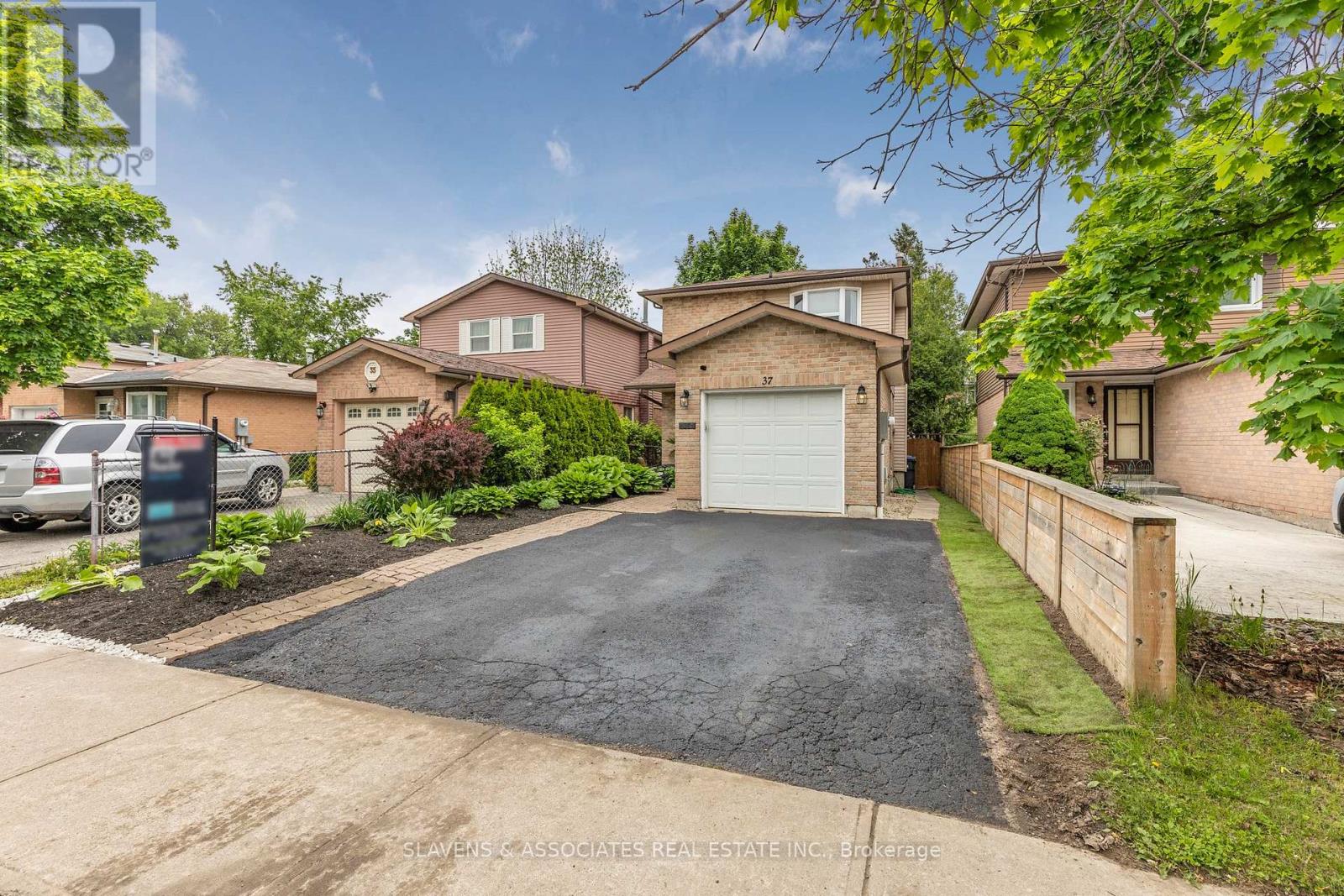 37 Vodden Street W, Brampton, Ontario  L6X 2W6 - Photo 3 - W12492086