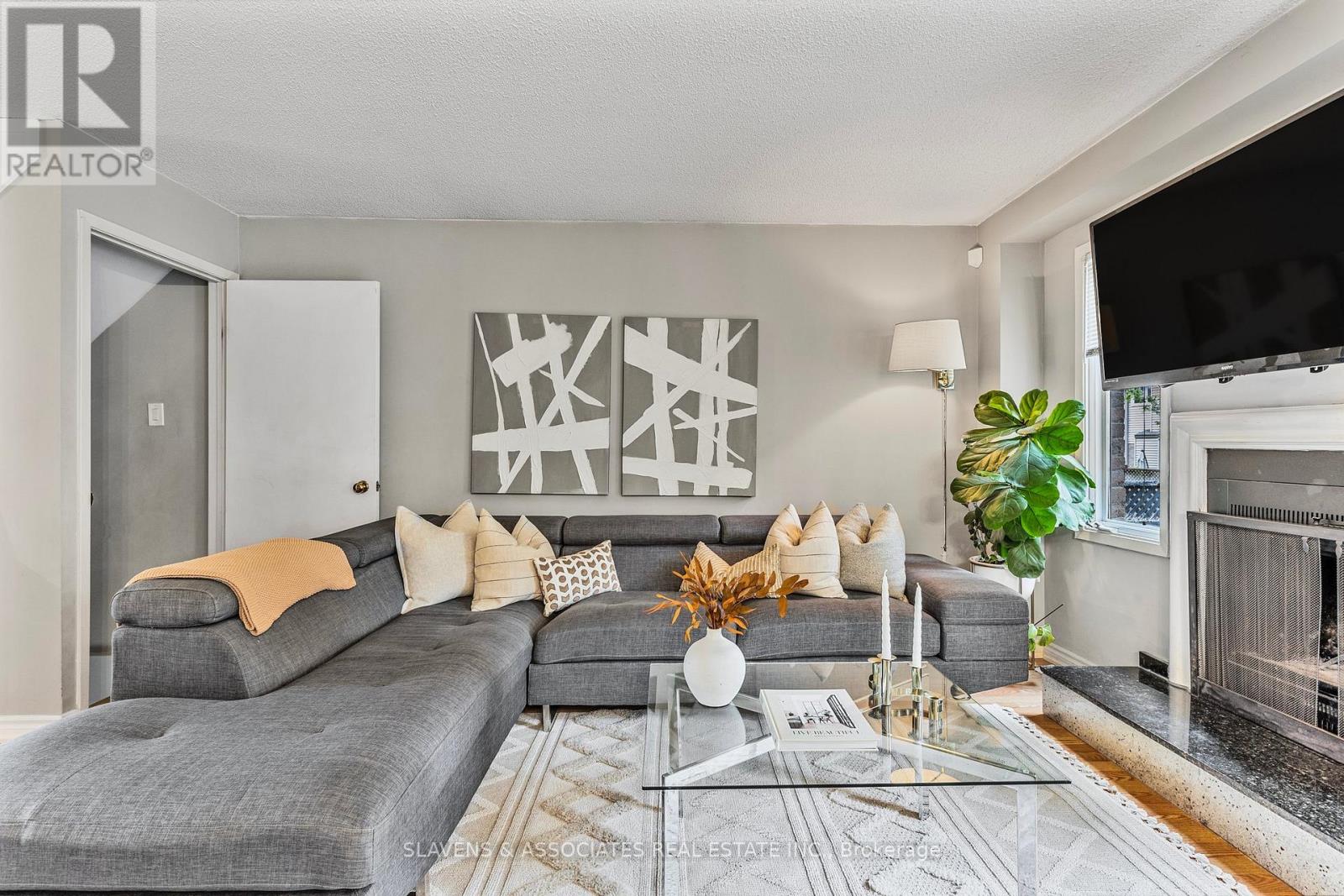 37 Vodden Street W, Brampton, Ontario  L6X 2W6 - Photo 8 - W12492086