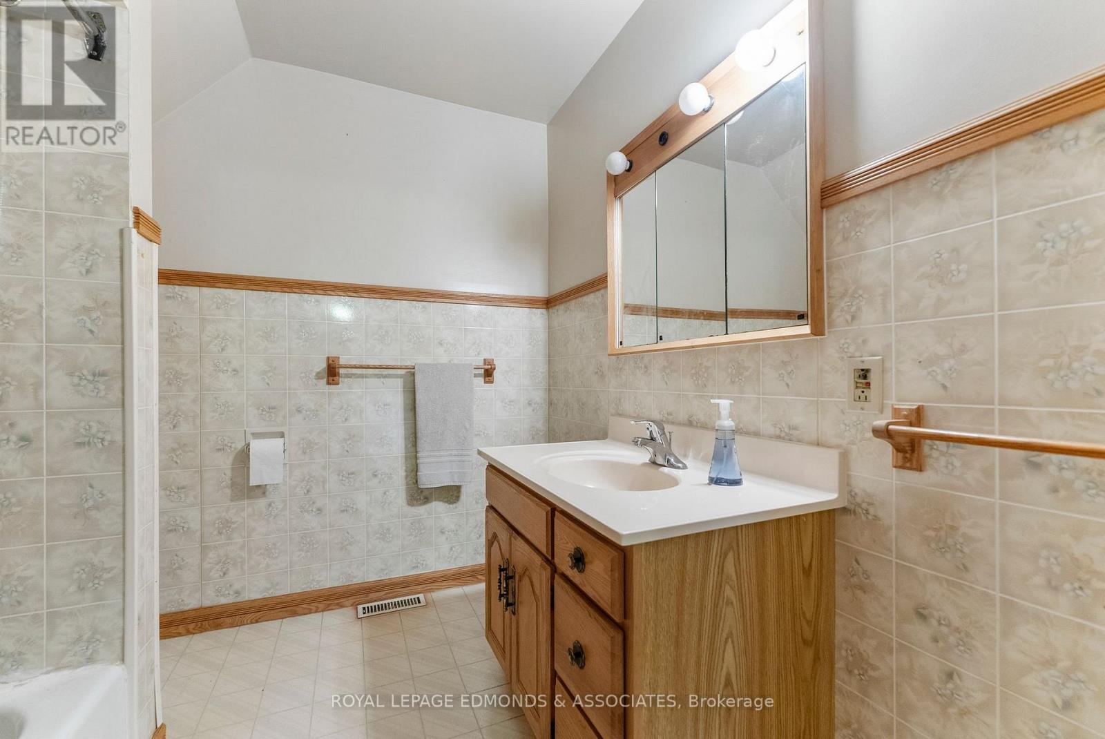 44 Alva Drive, Whitewater Region, Ontario  K0J 1K0 - Photo 41 - X12492224