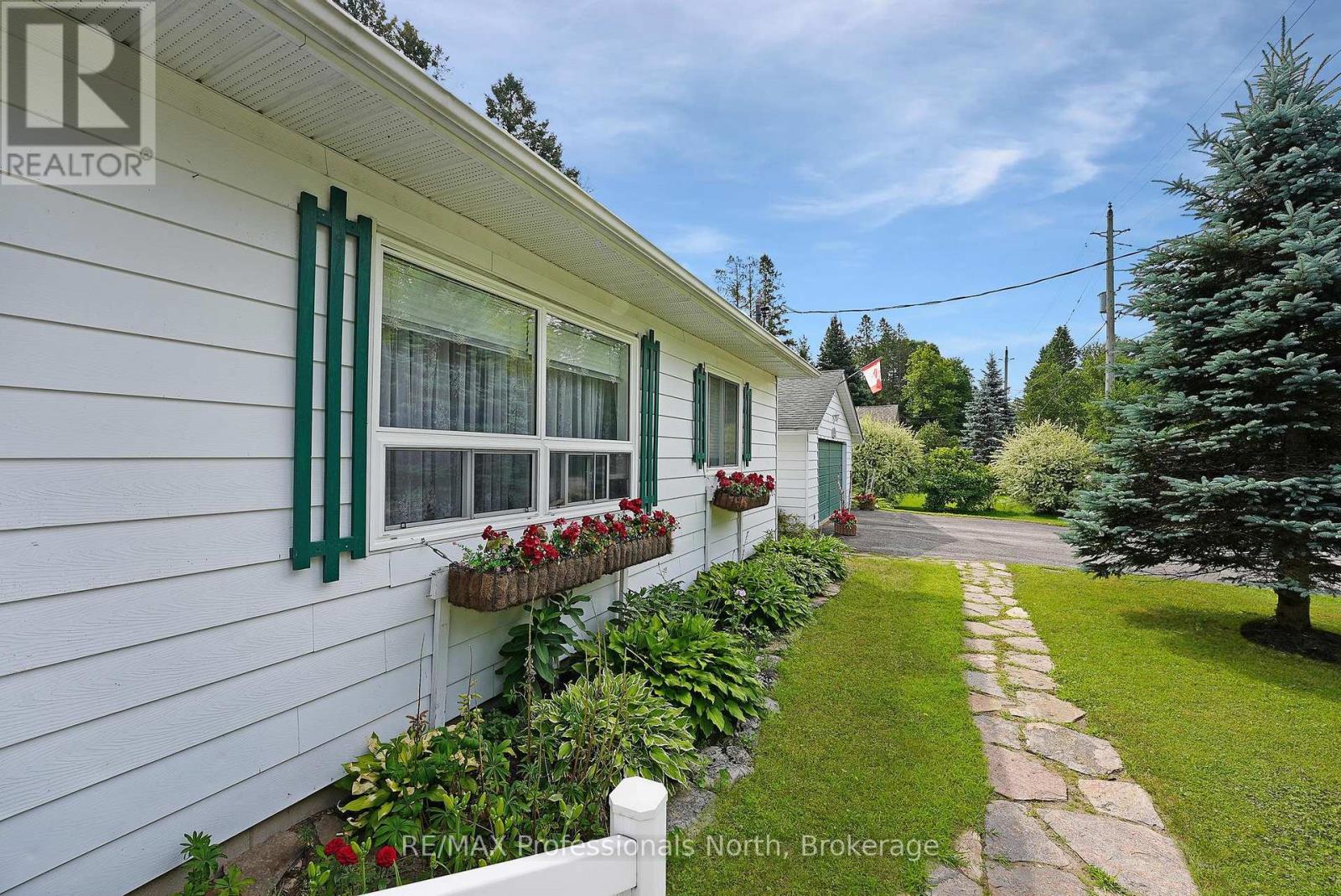 10 Stouffer Street, Minden Hills, Ontario  K0M 2K0 - Photo 5 - X12280086