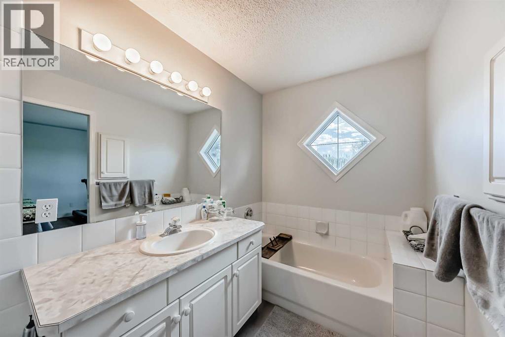 102 Mt Mckenzie Gardens Se, Calgary, Alberta  T2Z 2P9 - Photo 36 - A2264072