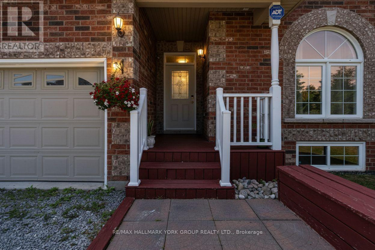 39 Farley Circle, Georgina, Ontario  L0E 1S0 - Photo 3 - N12467826