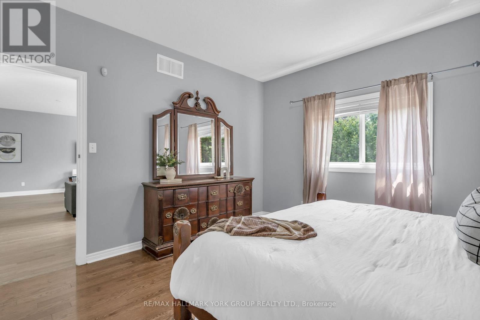 39 Farley Circle, Georgina, Ontario  L0E 1S0 - Photo 18 - N12467826