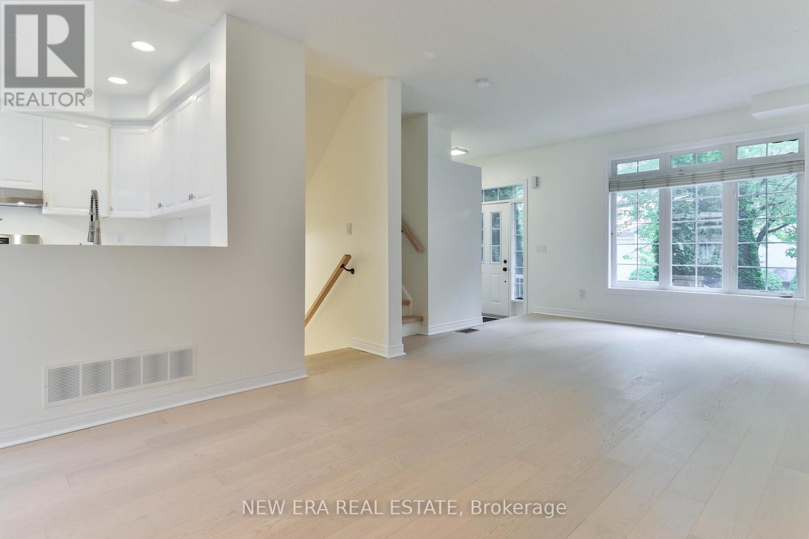 3 Sharon Lee Drive, Markham, Ontario  L6C 2J6 - Photo 4 - N12473788