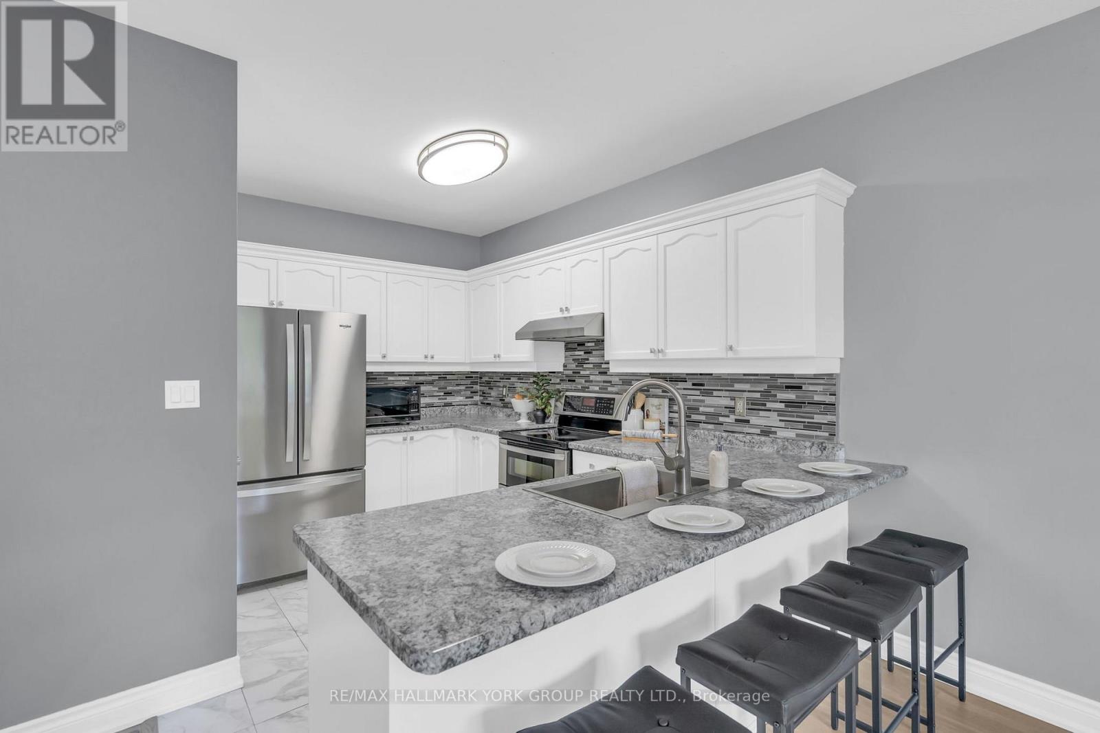 39 Farley Circle, Georgina, Ontario  L0E 1S0 - Photo 7 - N12467826