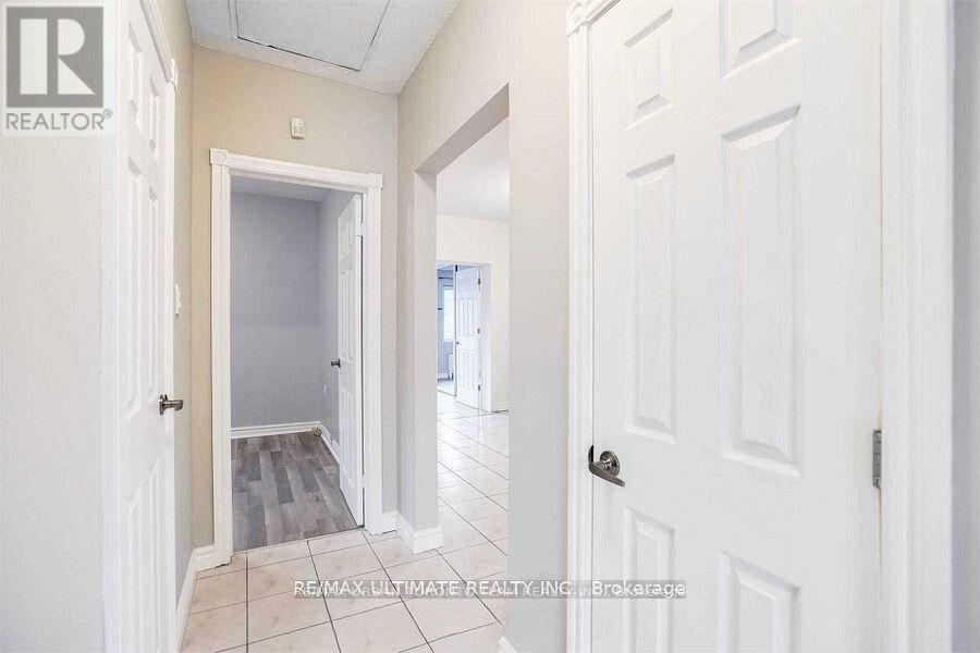 Upper - 745 Coxwell Avenue, Toronto, Ontario  M4C 3C5 - Photo 11 - E12492196