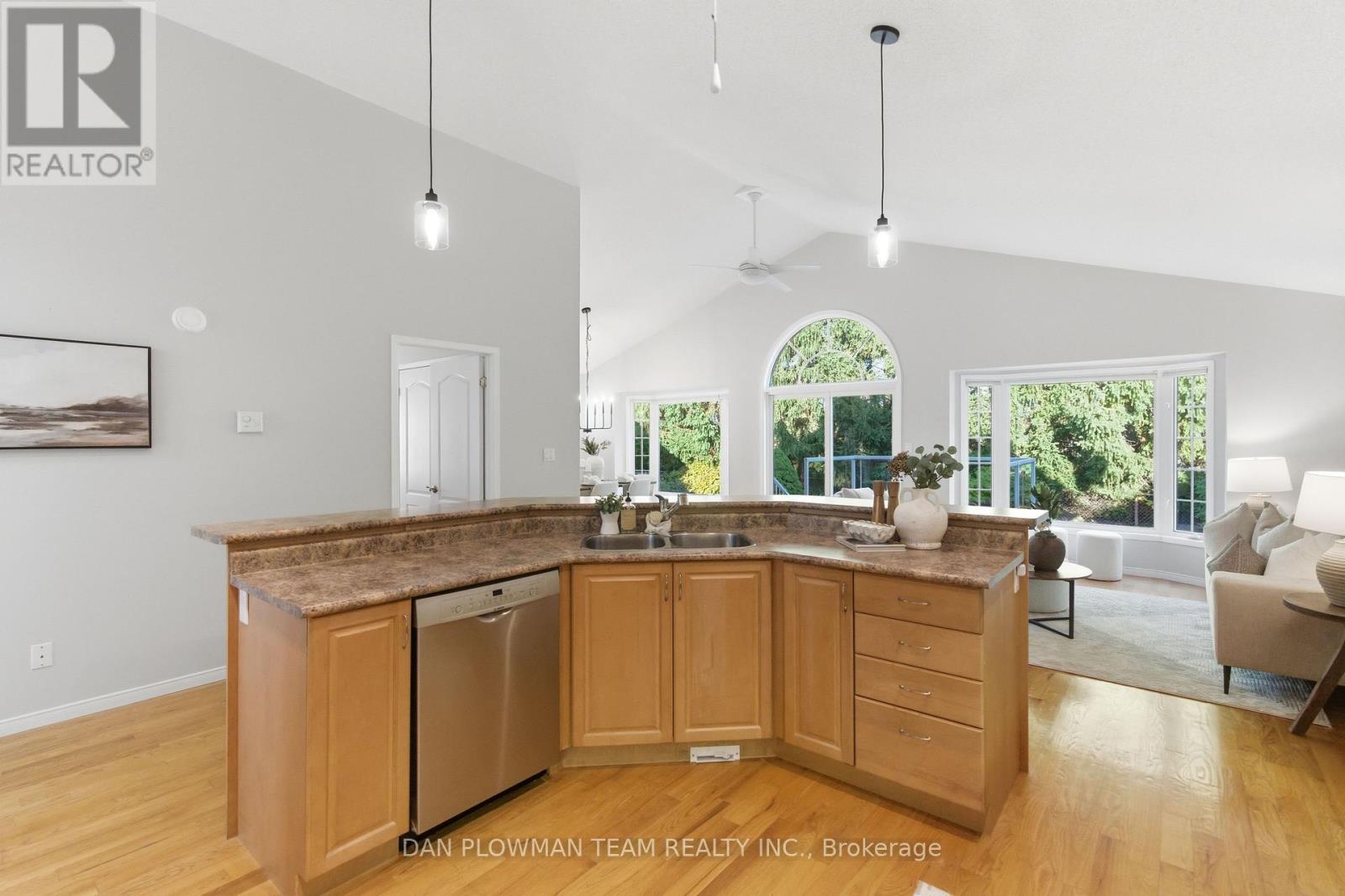 61 Lady May Drive, Whitby, Ontario  L1R 3A7 - Photo 7 - E12492264