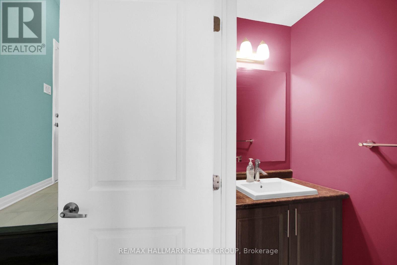 117 Overberg Way, Ottawa, Ontario  K2S 0V9 - Photo 4 - X12492580