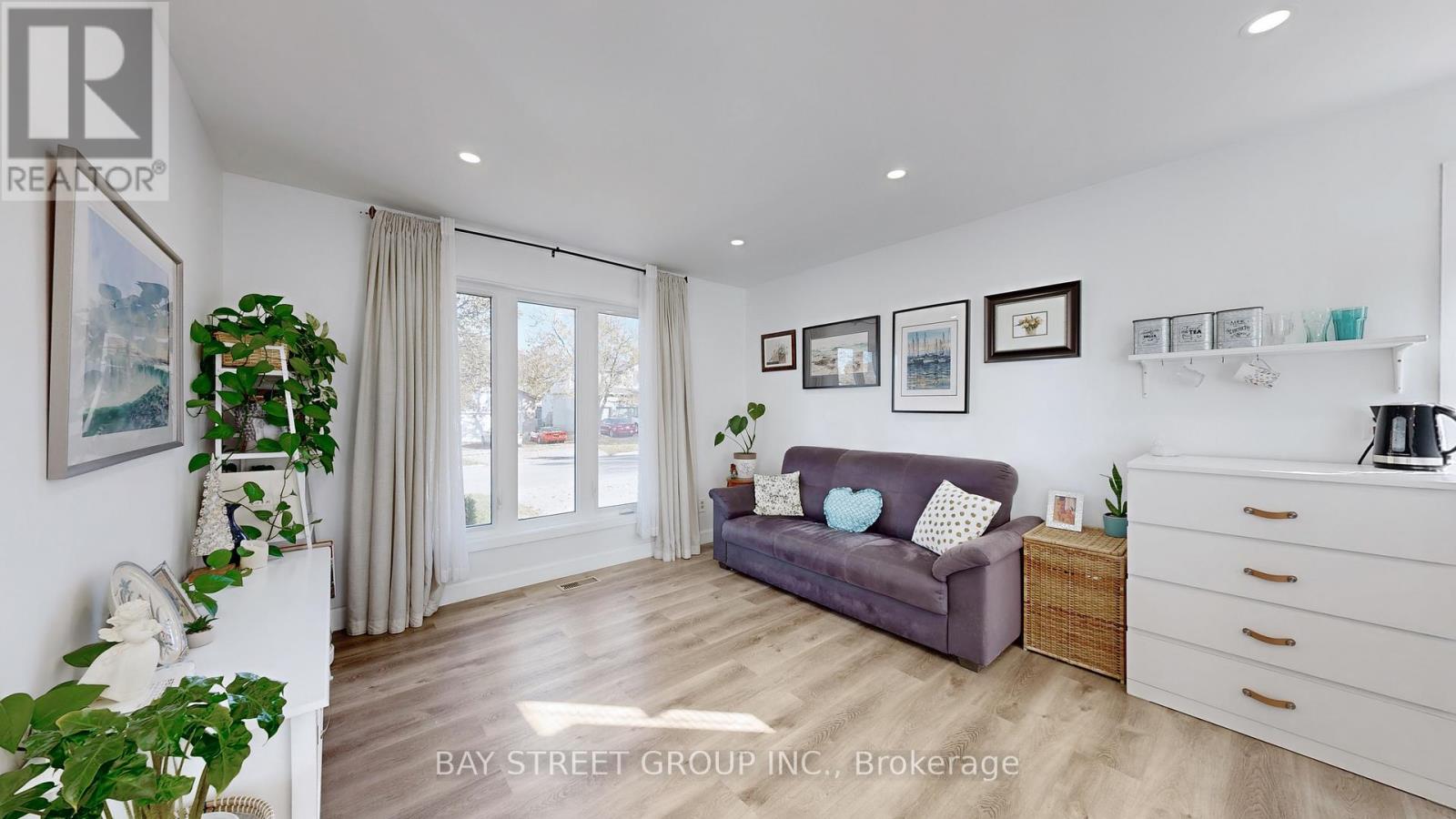 Main Floor - 142 Patterson Road, Barrie (Ardagh), Ontario  L4N 3W4 - Photo 3 - S12492194