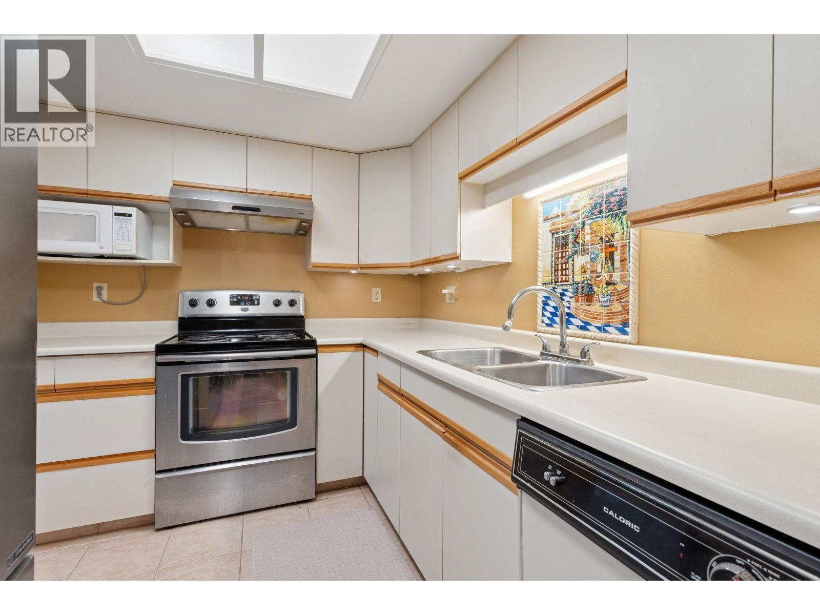 114 2959 Glen Drive, Coquitlam, British Columbia  V3B 7H9 - Photo 9 - R3063312