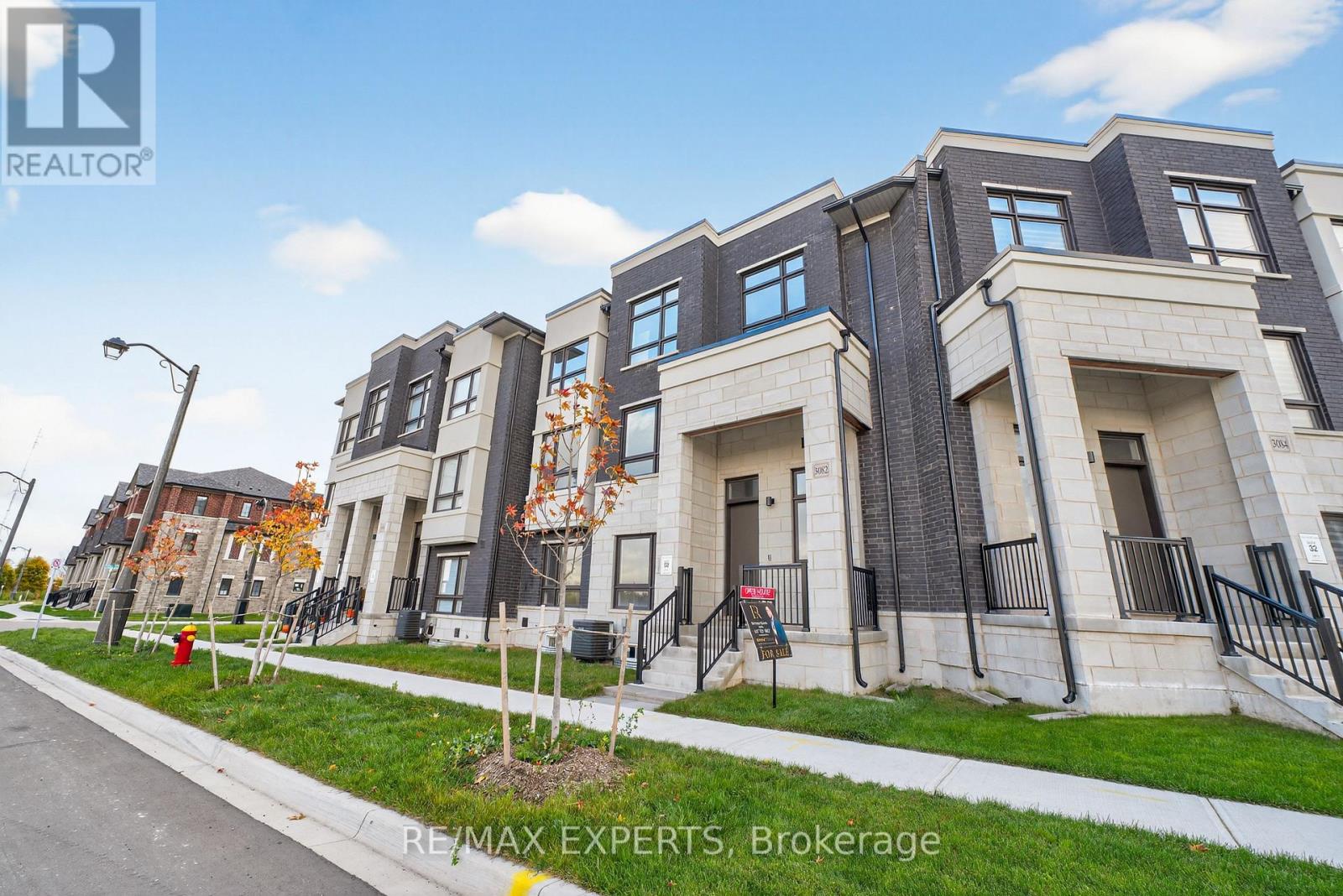 3082 Harasym Trail, Oakville, Ontario  L6M 5R2 - Photo 2 - W12492112