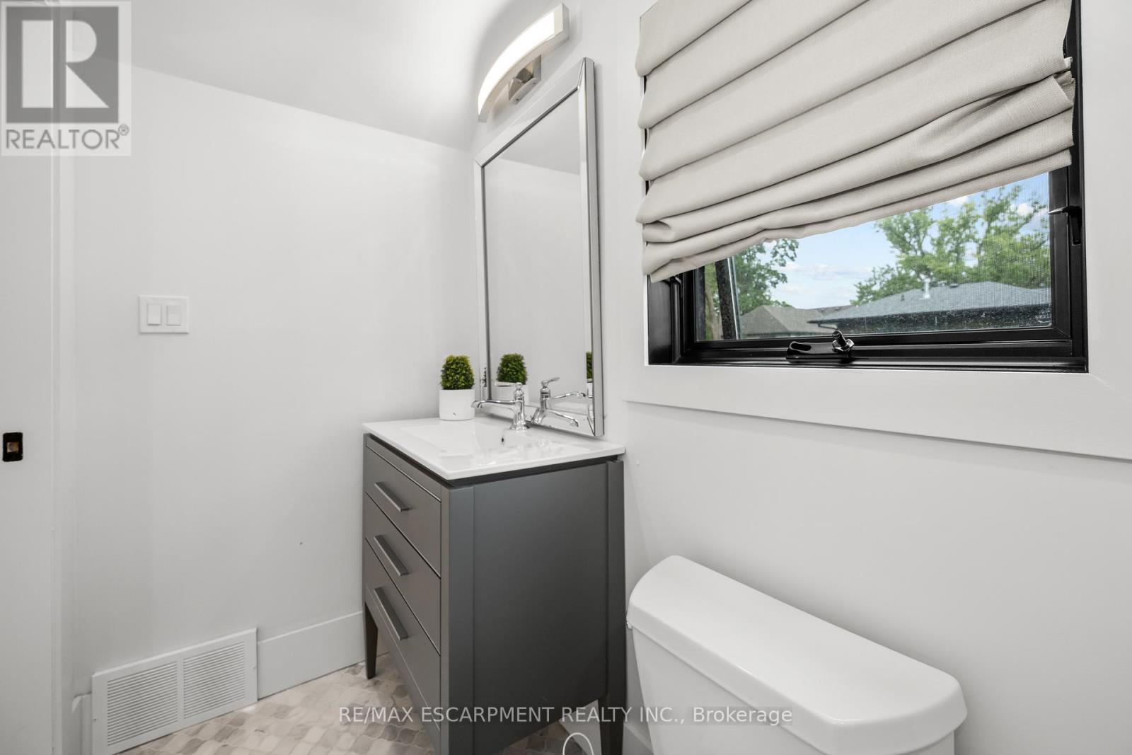 1390 Halifax Place, Burlington, Ontario  L7S 1J6 - Photo 27 - W12492118