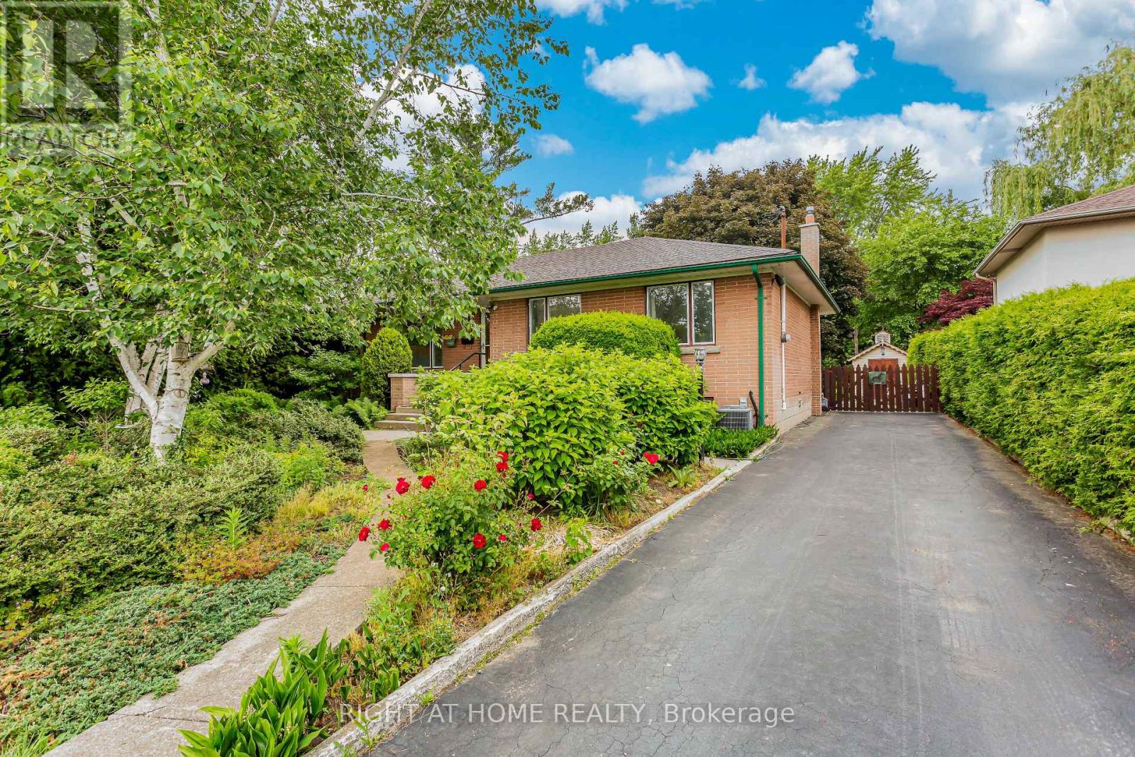 411 MAPLEHURST AVENUE, Oakville, Ontario