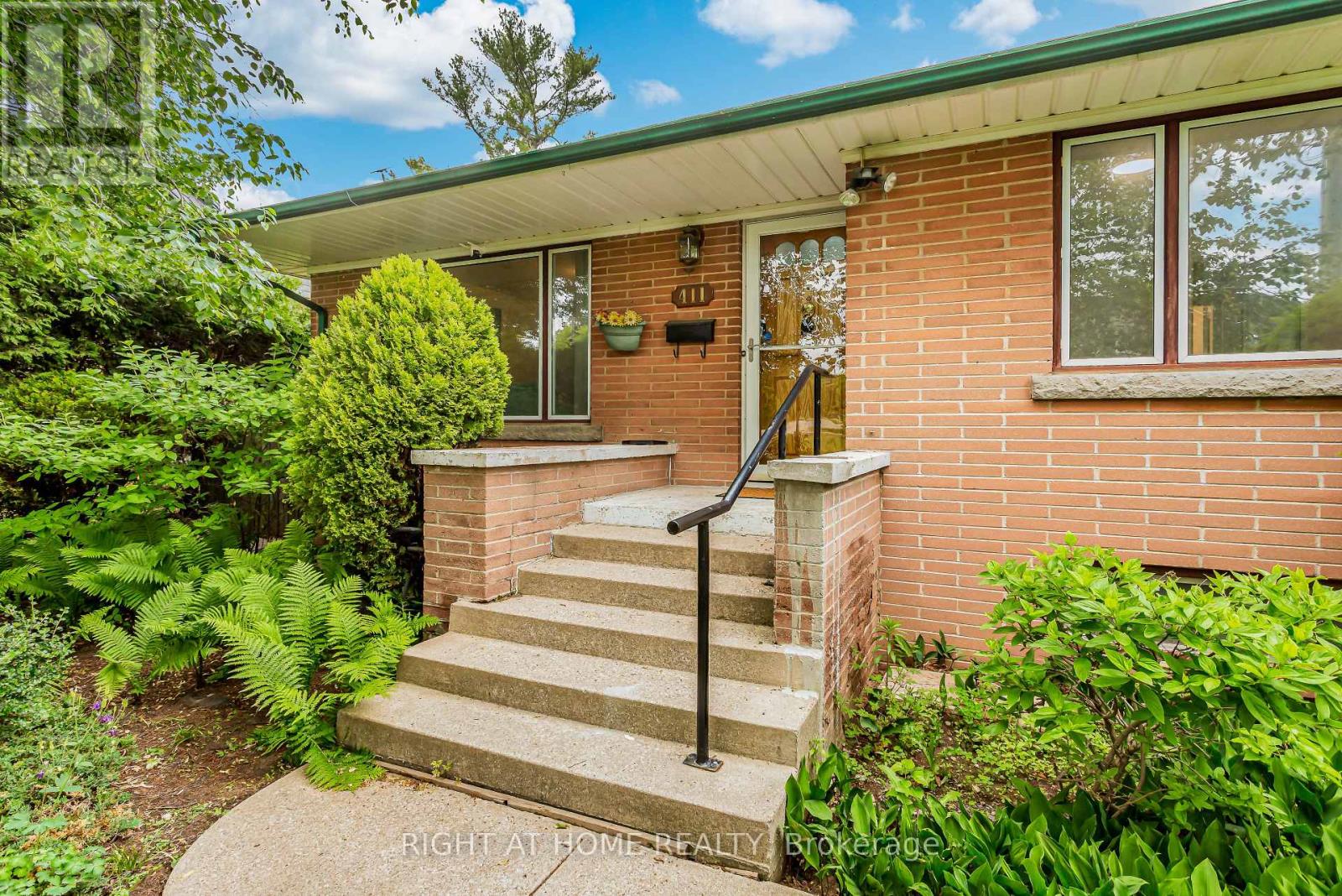 411 Maplehurst Avenue, Oakville, Ontario  L6L 4Y3 - Photo 2 - W12492180