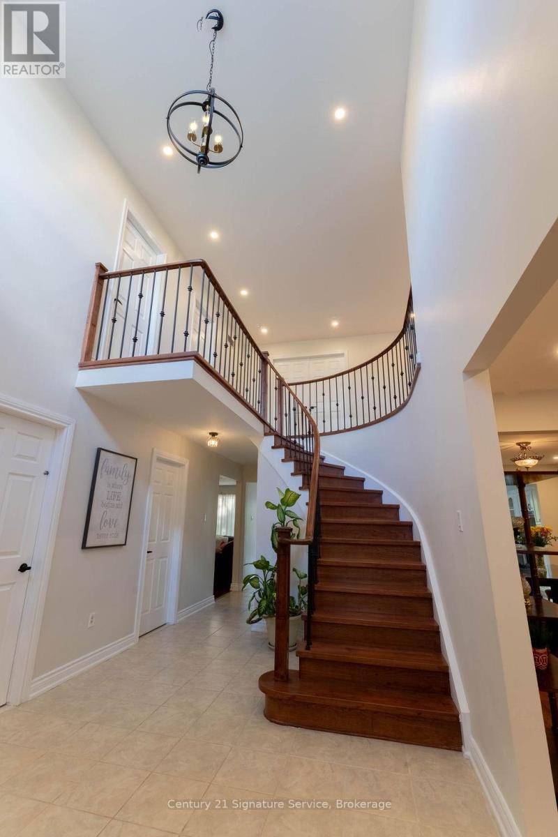 5580 Millbrook Lane, Mississauga, Ontario  L5M 3X9 - Photo 3 - W12492222