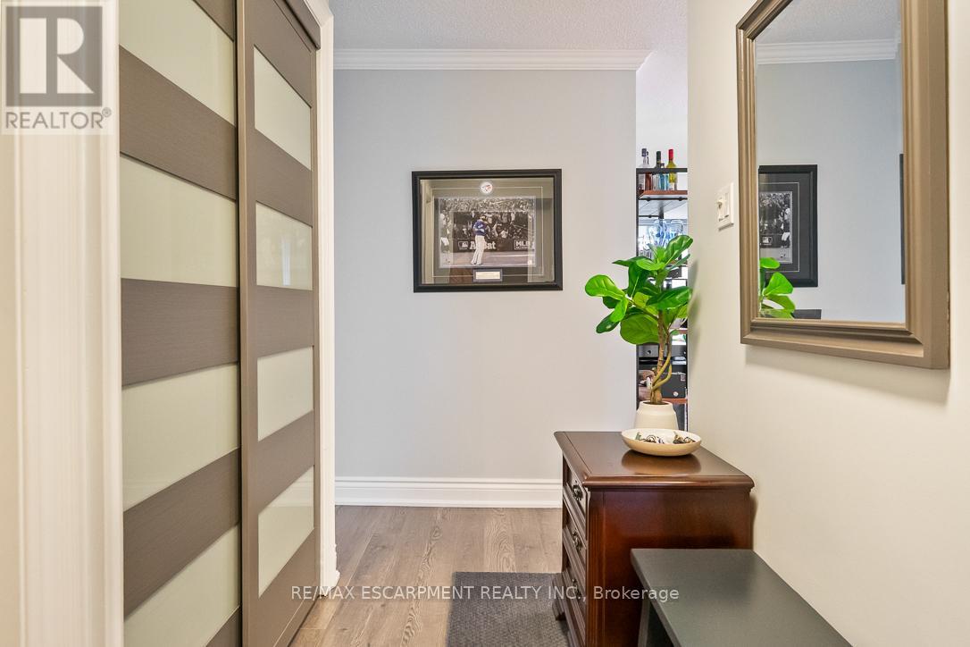 1015 - 1485 Lakeshore Road, Mississauga, Ontario  L5E 3G2 - Photo 3 - W12492228