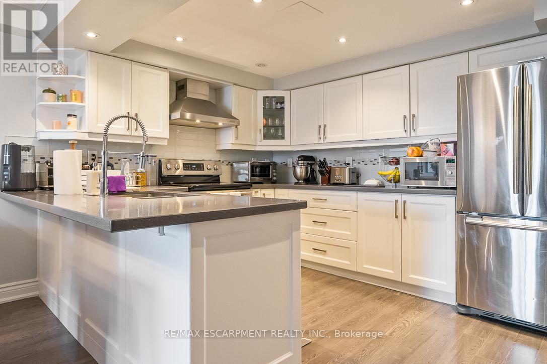 1015 - 1485 Lakeshore Road, Mississauga, Ontario  L5E 3G2 - Photo 4 - W12492228