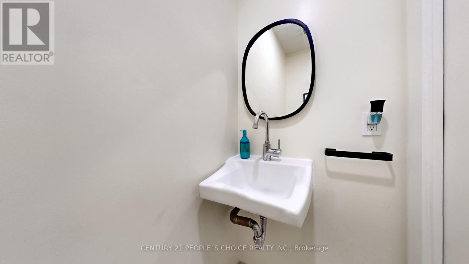 122 - 35 Wabash Avenue, Toronto, Ontario  M6R 0A9 - Photo 4 - W12492230