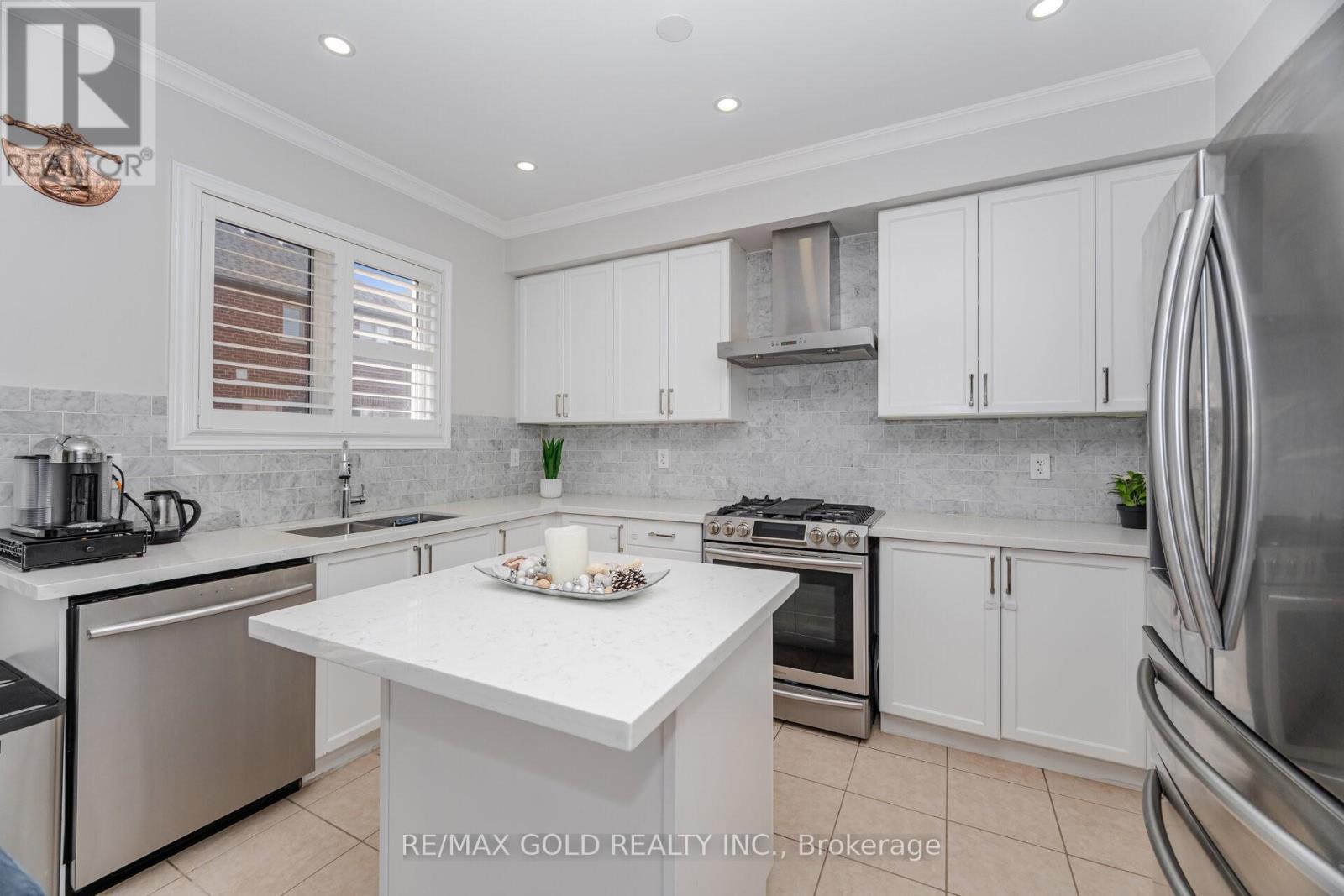 26 Freshmeadow Street, Brampton, Ontario  L6P 2H5 - Photo 8 - W12492252