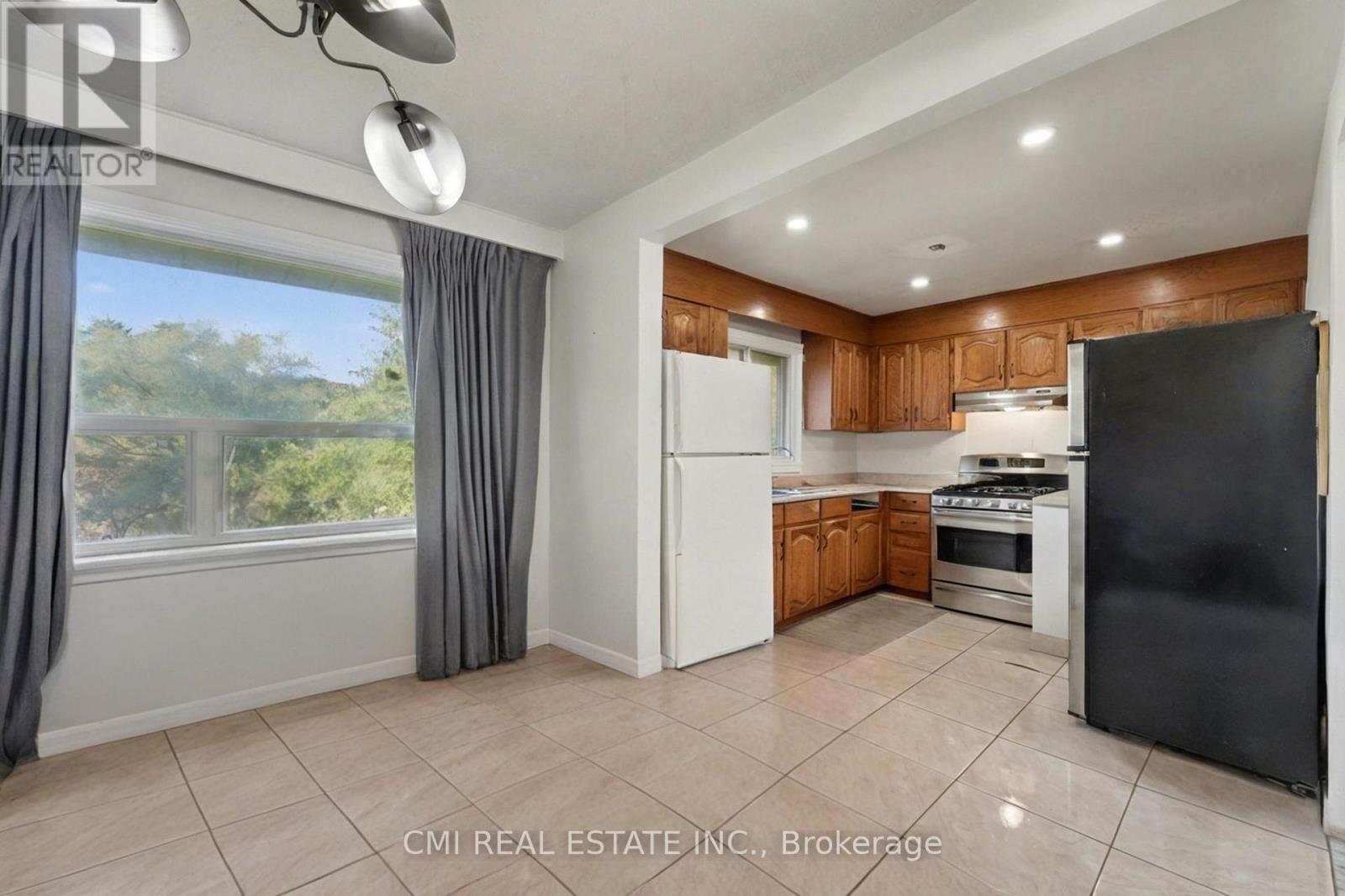 2610 Islington Avenue, Toronto, Ontario  M9V 2X3 - Photo 10 - W12492266