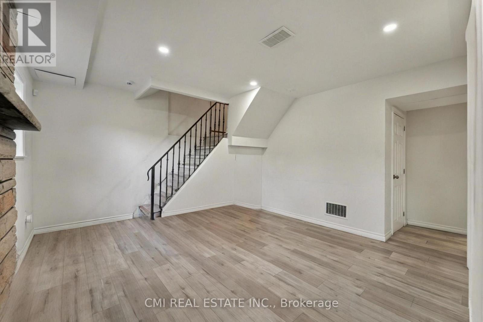 2610 Islington Avenue, Toronto, Ontario  M9V 2X3 - Photo 25 - W12492266