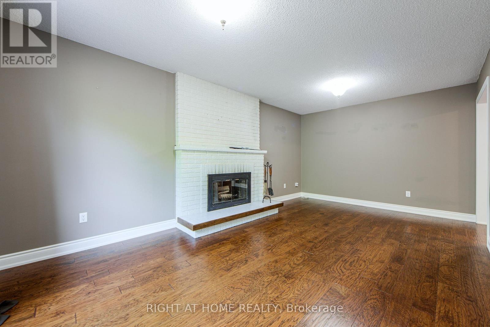 1020 Roxborough Drive, Oakville, Ontario  L6M 1E3 - Photo 10 - W12492300