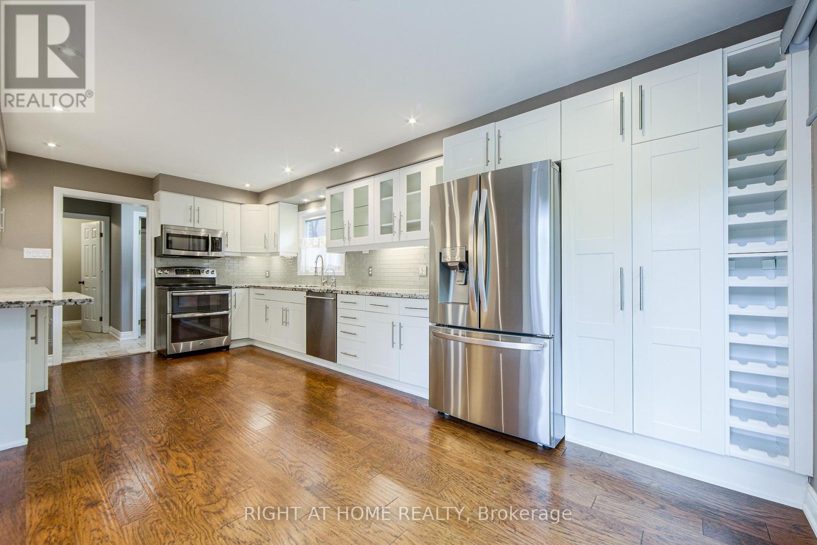 1020 Roxborough Drive, Oakville, Ontario  L6M 1E3 - Photo 14 - W12492300