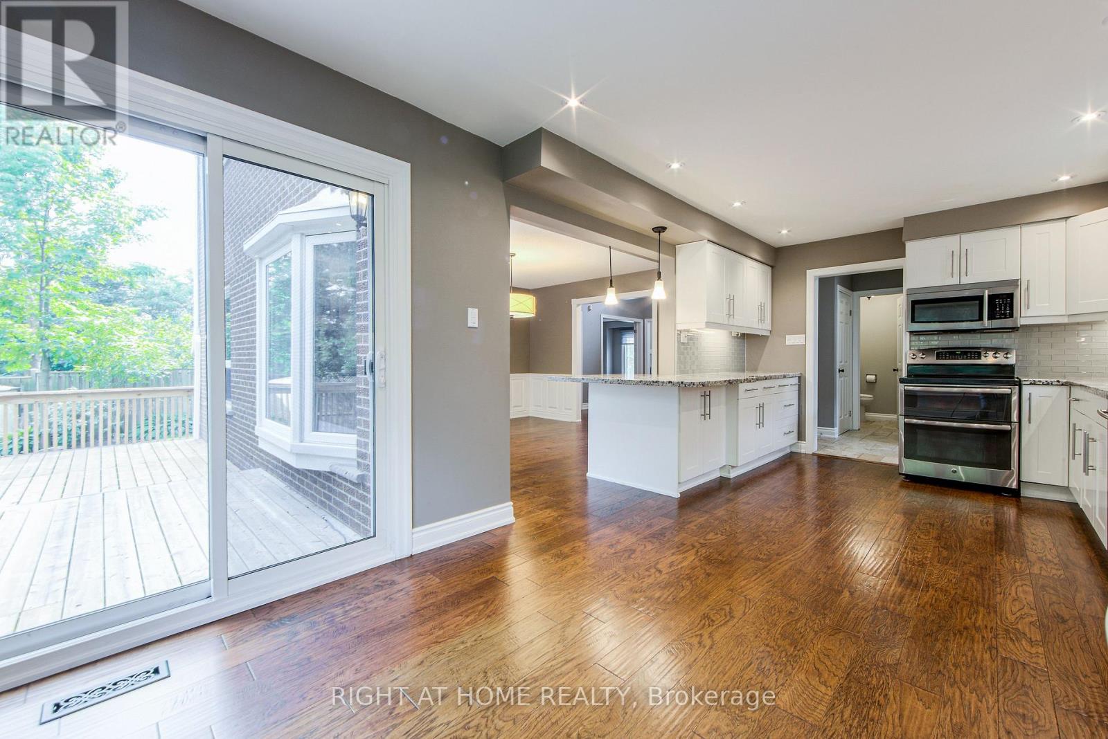 1020 Roxborough Drive, Oakville, Ontario  L6M 1E3 - Photo 15 - W12492300