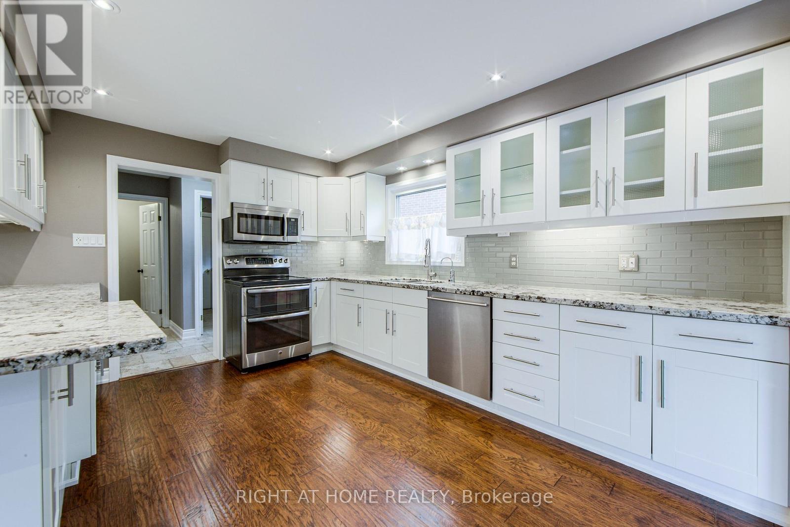 1020 Roxborough Drive, Oakville, Ontario  L6M 1E3 - Photo 16 - W12492300