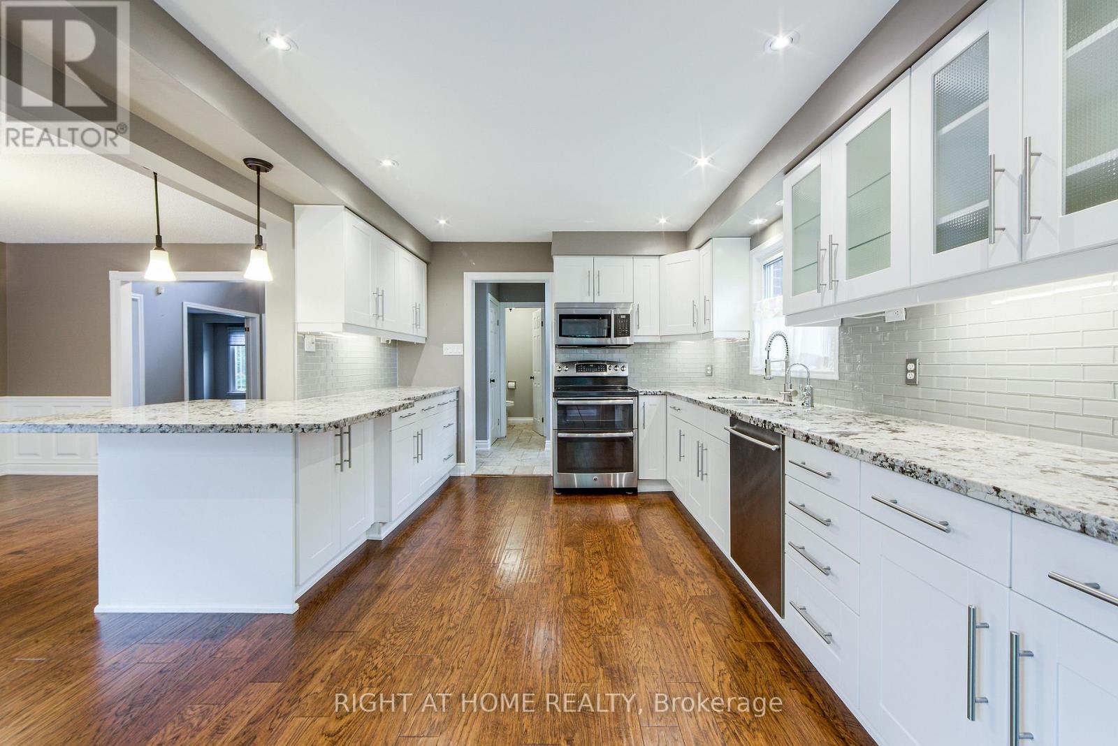 1020 Roxborough Drive, Oakville, Ontario  L6M 1E3 - Photo 17 - W12492300