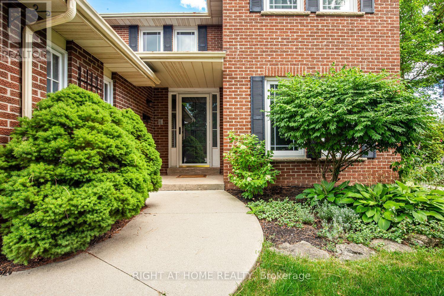 1020 Roxborough Drive, Oakville, Ontario  L6M 1E3 - Photo 2 - W12492300