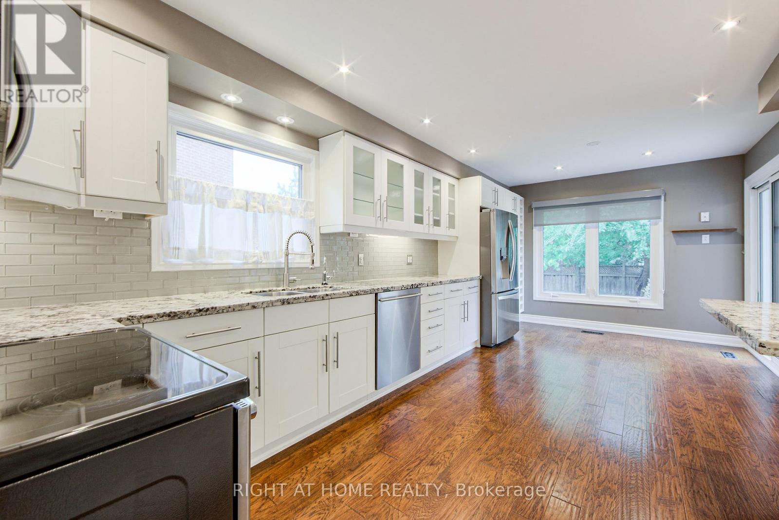 1020 Roxborough Drive, Oakville, Ontario  L6M 1E3 - Photo 20 - W12492300