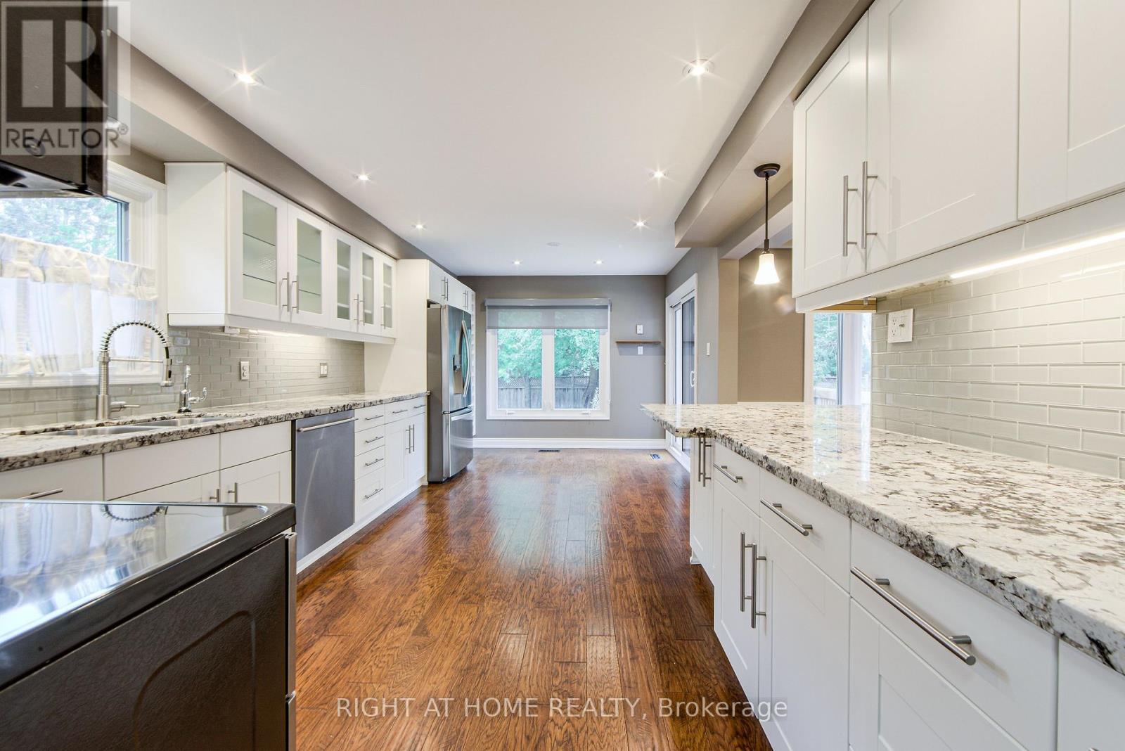 1020 Roxborough Drive, Oakville, Ontario  L6M 1E3 - Photo 21 - W12492300