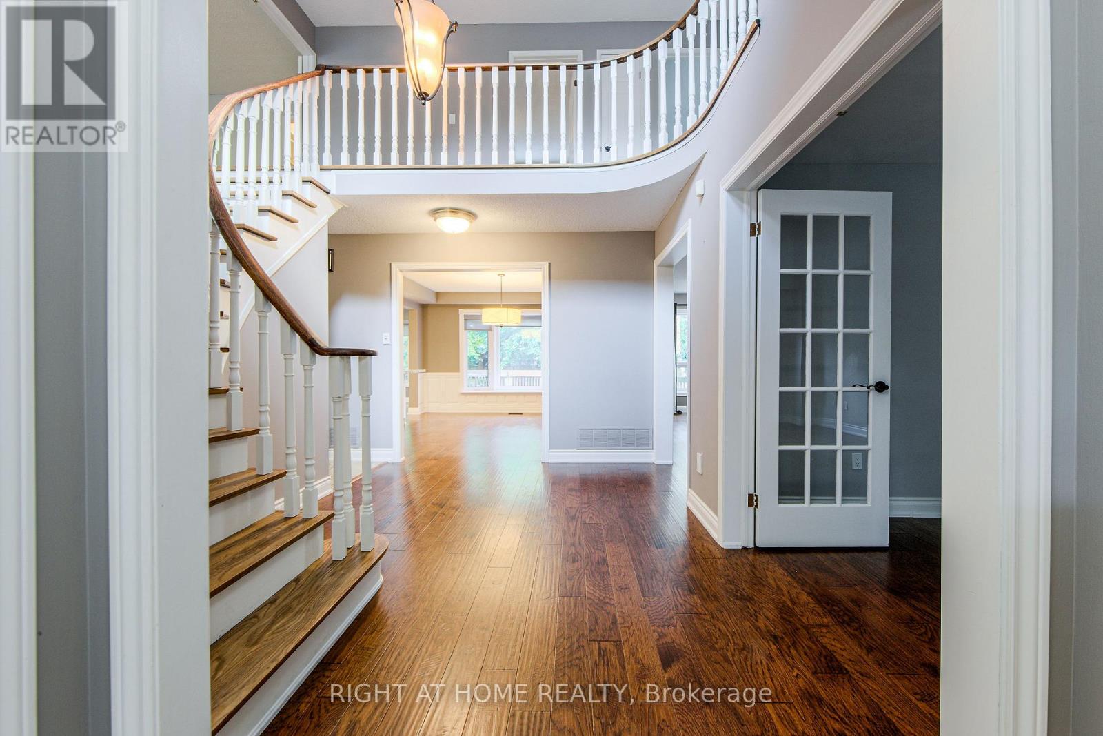 1020 Roxborough Drive, Oakville, Ontario  L6M 1E3 - Photo 4 - W12492300