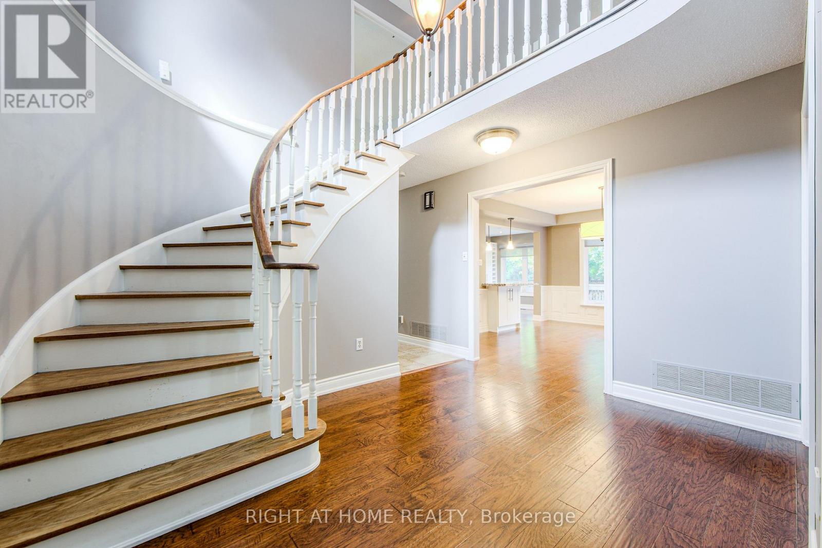 1020 Roxborough Drive, Oakville, Ontario  L6M 1E3 - Photo 5 - W12492300