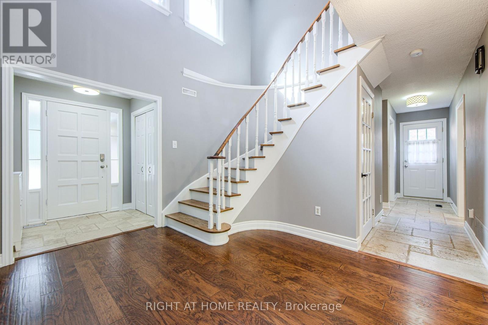 1020 Roxborough Drive, Oakville, Ontario  L6M 1E3 - Photo 6 - W12492300