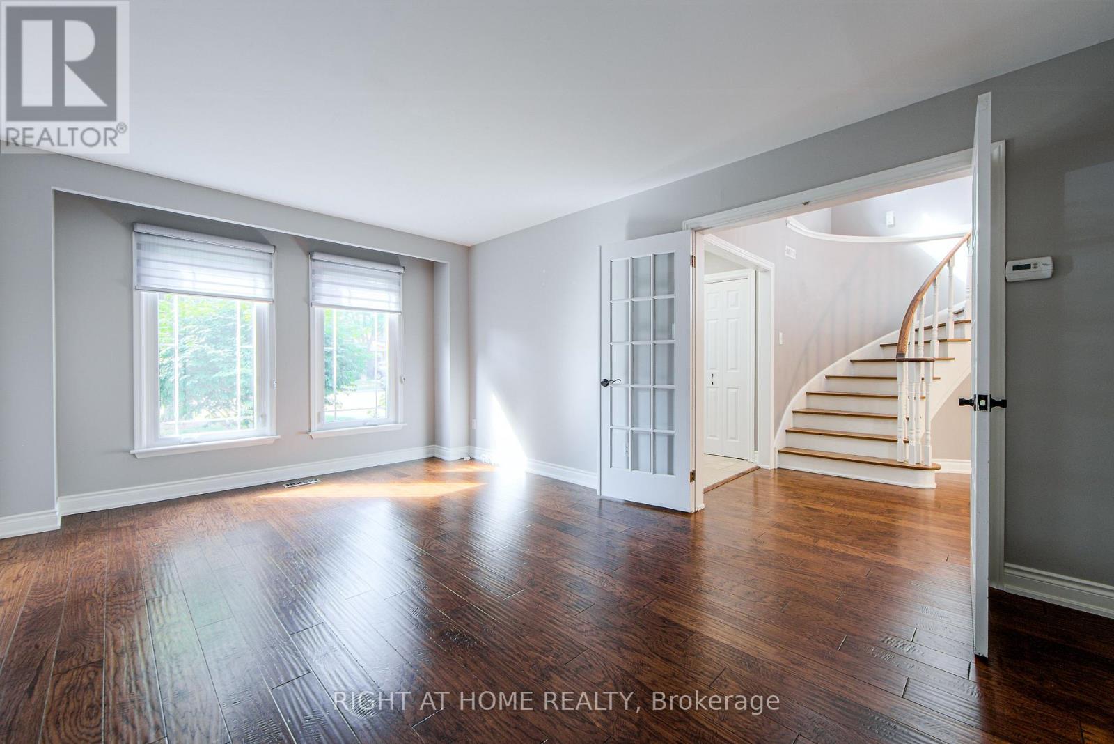 1020 Roxborough Drive, Oakville, Ontario  L6M 1E3 - Photo 7 - W12492300