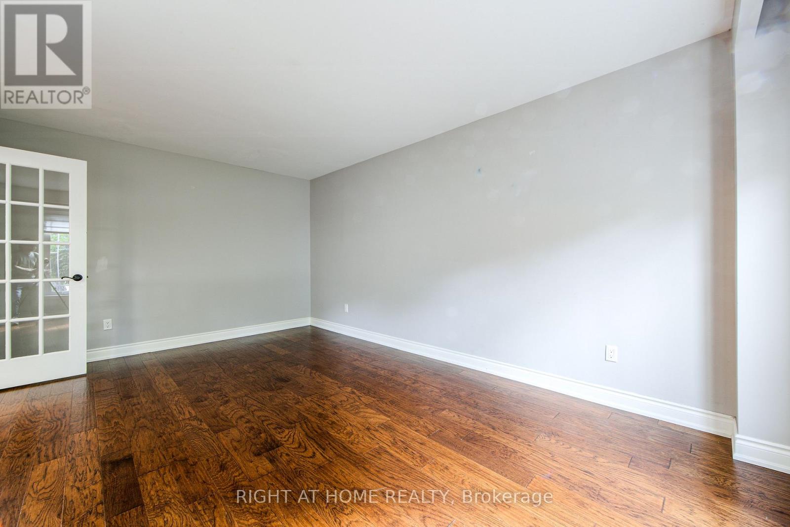 1020 Roxborough Drive, Oakville, Ontario  L6M 1E3 - Photo 8 - W12492300