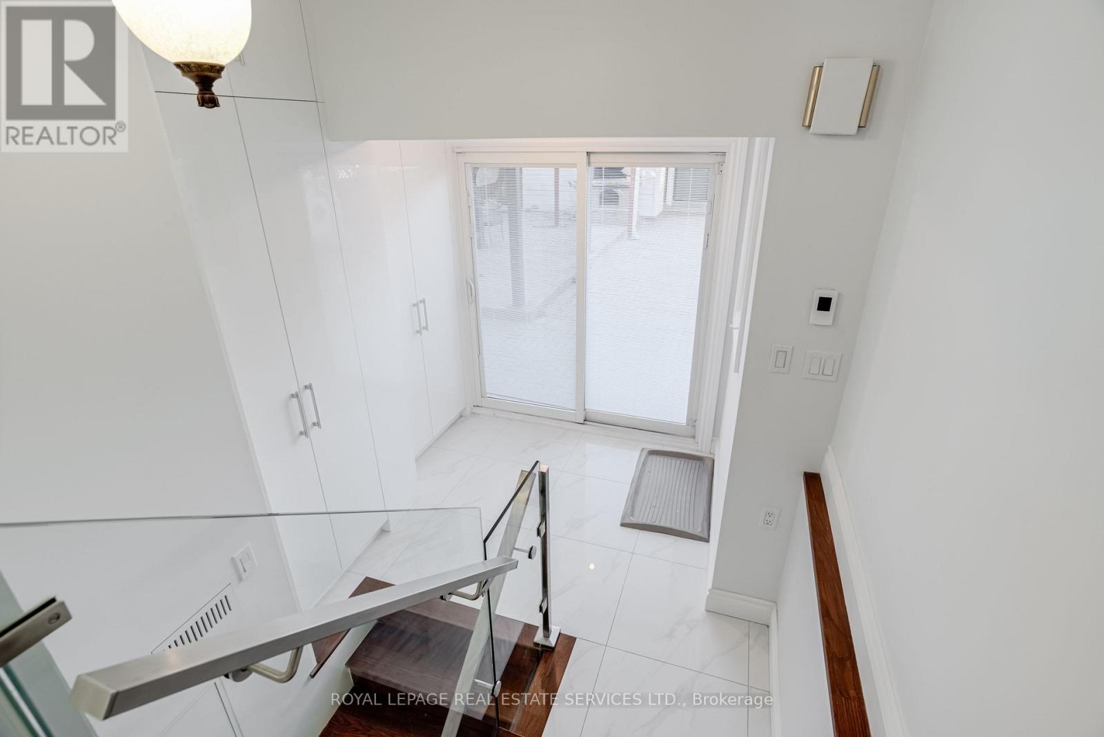 Main Floor B - 94 Wallace Avenue, Toronto, Ontario  M6H 1T5 - Photo 17 - W12492354