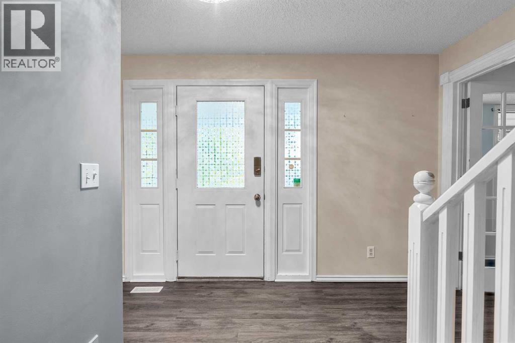 147 Scenic Way Nw, Calgary, Alberta  T3L 1B6 - Photo 3 - A2262120