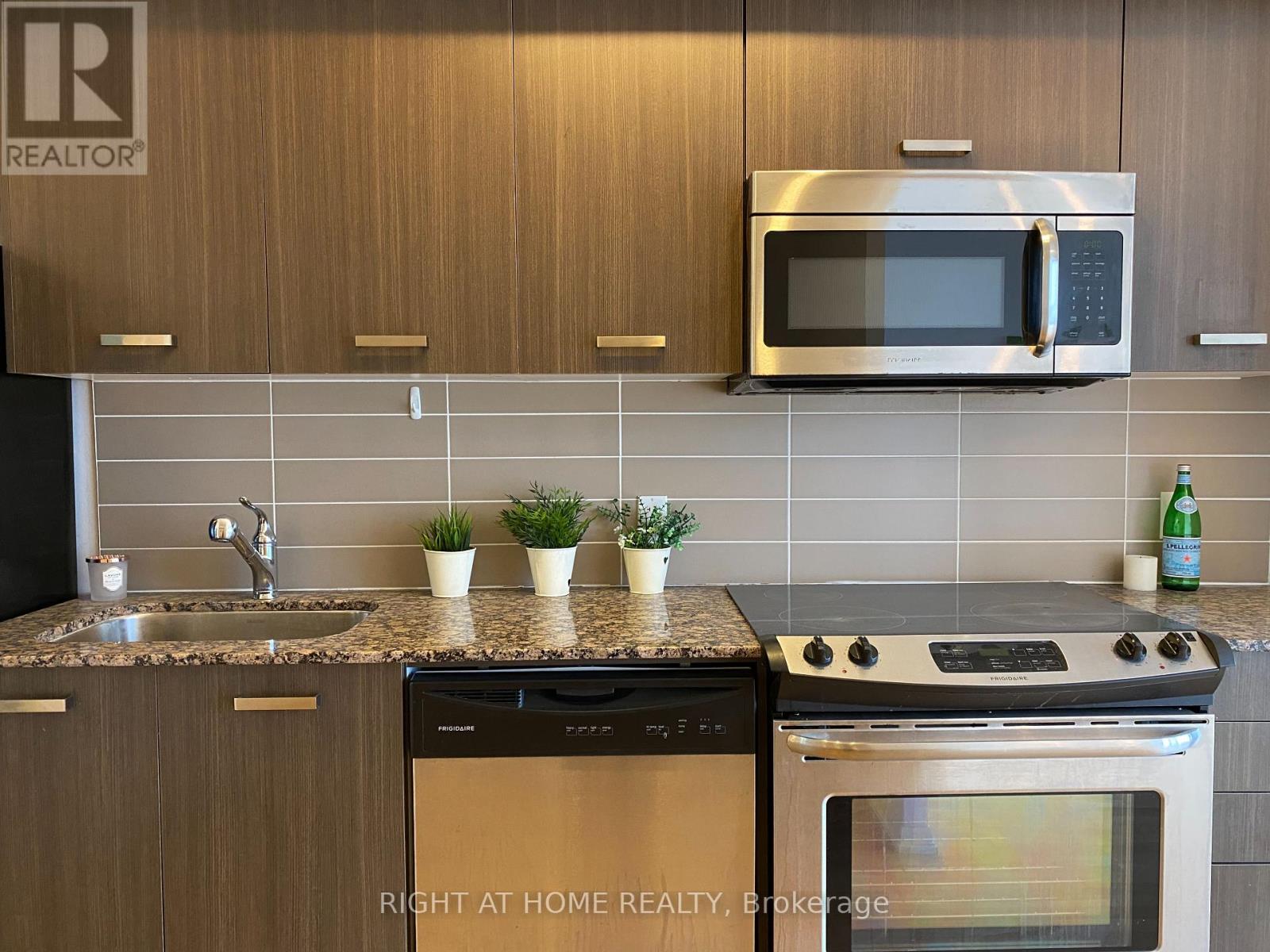 4506 - 832 Bay Street, Toronto, Ontario  M5S 1Z6 - Photo 4 - C12368178