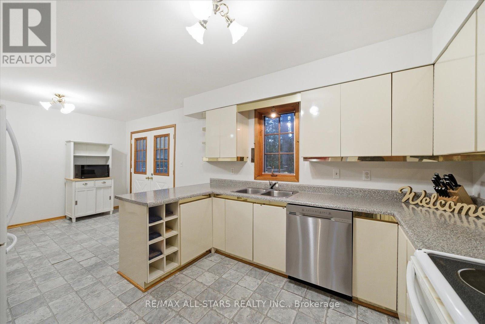 62 Evelyn Avenue, Georgina, Ontario  L4P 3C8 - Photo 14 - N12481439