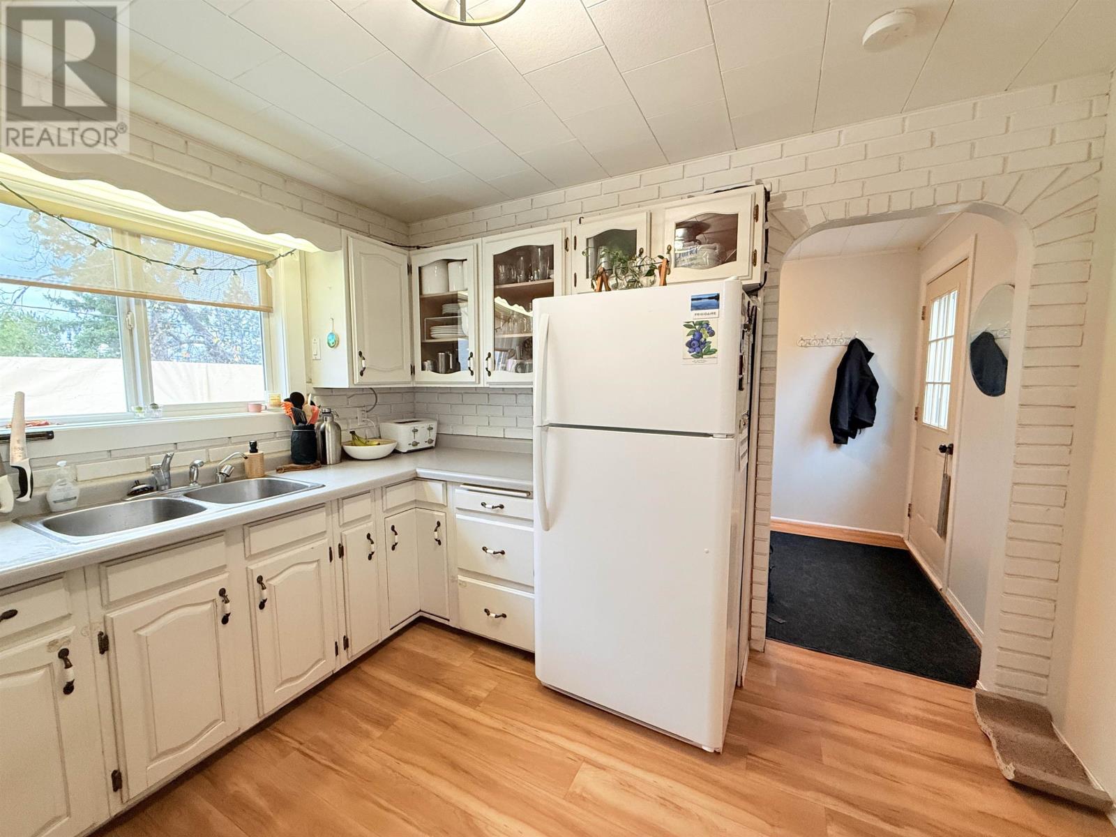 37 Second Ave N, Sioux Lookout, Ontario  P8T 1H2 - Photo 4 - TB253359