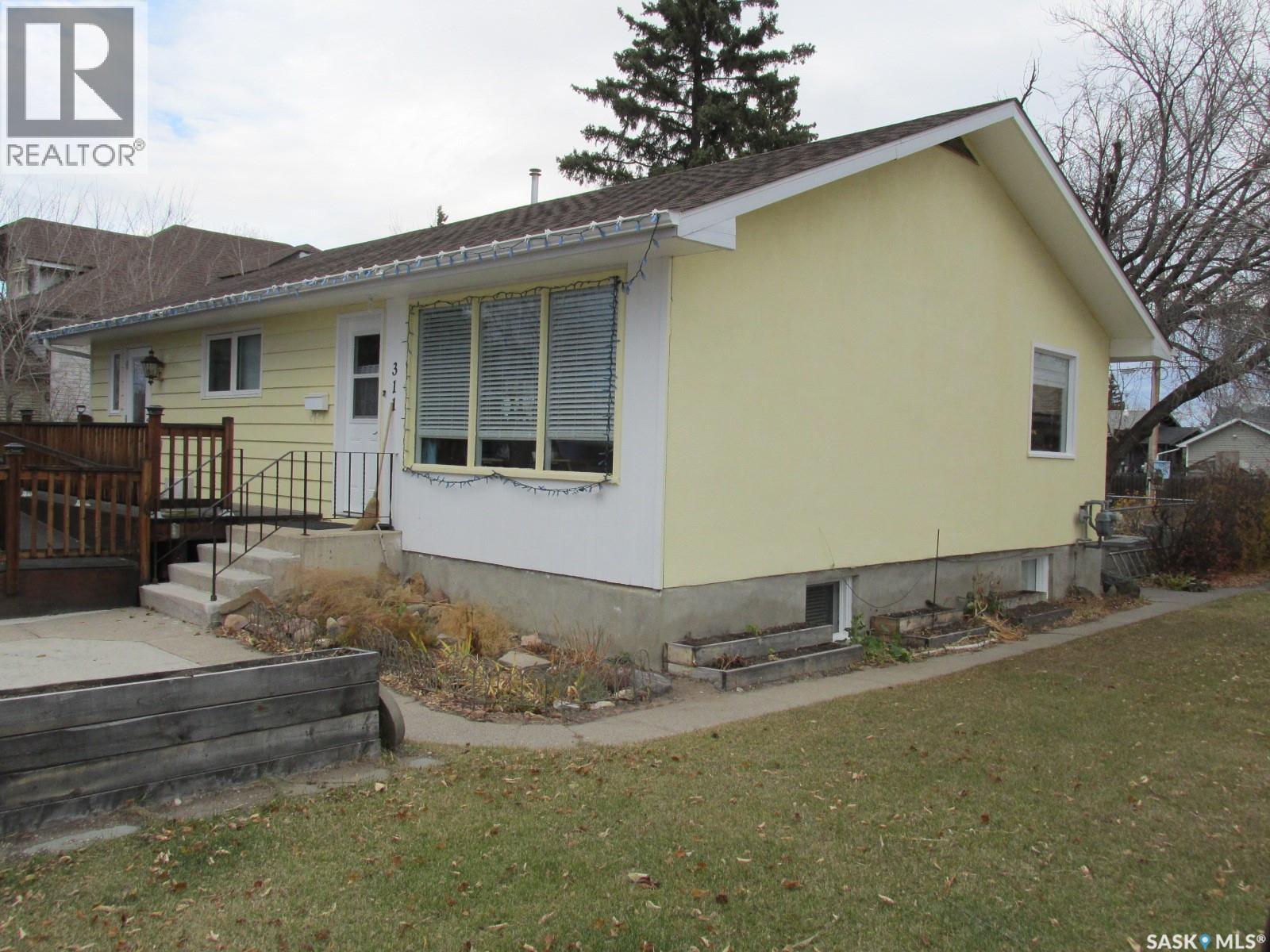 311 1st Street W, Nipawin, Saskatchewan  S0E 1E0 - Photo 4 - SK022016