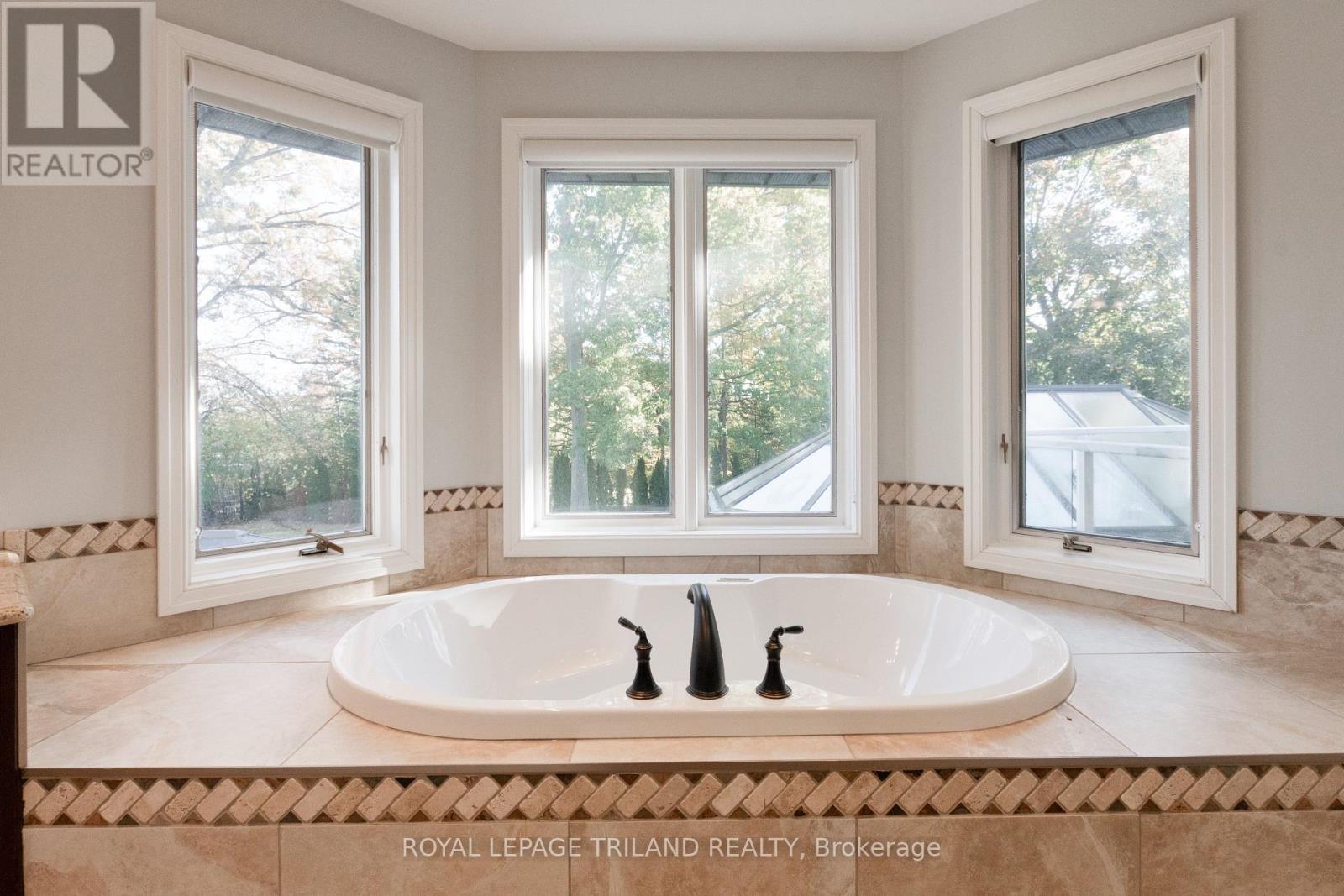 700 Westmount Hills Drive, London South (South C), Ontario  N6K 1B2 - Photo 22 - X12492656