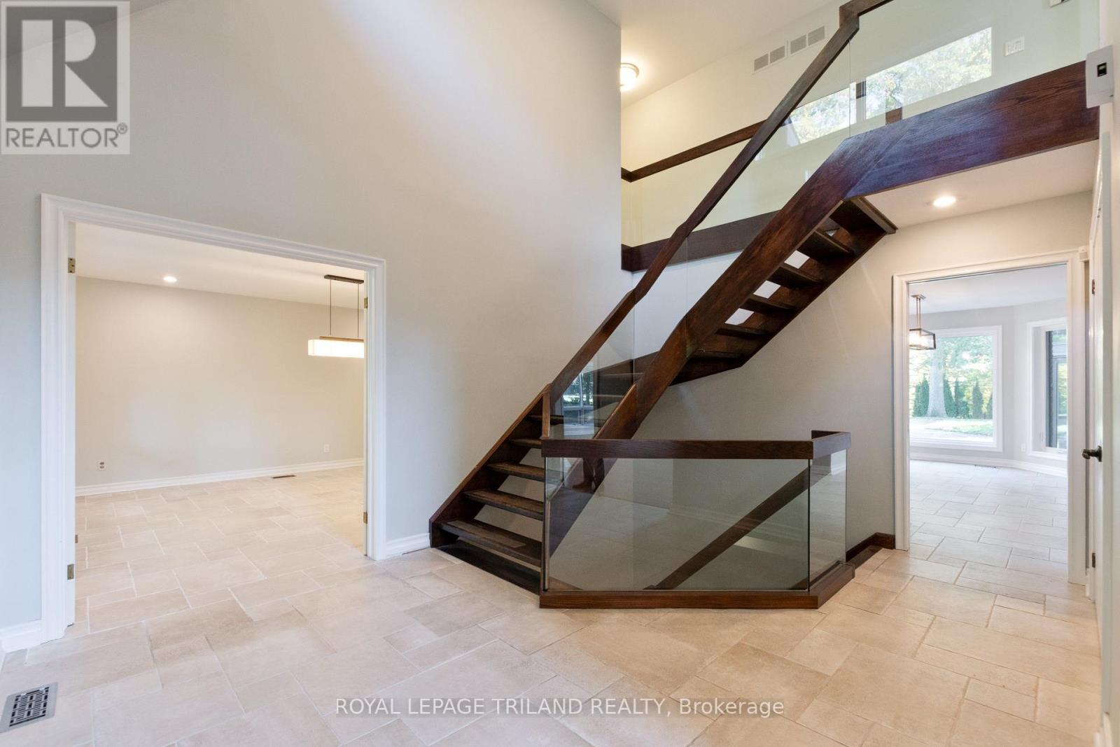 700 Westmount Hills Drive, London South (South C), Ontario  N6K 1B2 - Photo 5 - X12492656